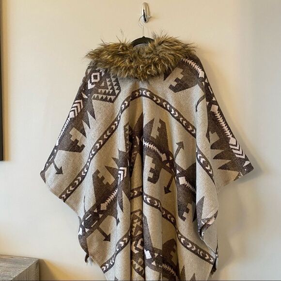 Black Swan-Aztec Faux Fur Collar Fall/Winter Poncho - Picture 4 of 13